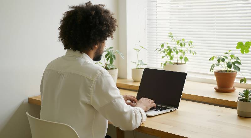 Blind person on laptop